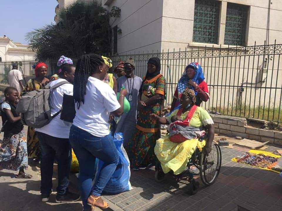 Distribuer des dons de vivres,
